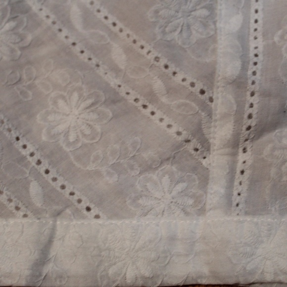 Cropped Tank Top - Picture 2 of 3